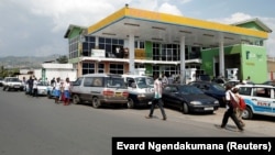 ARCHIVES - une station-service le long de l'avenue de l'université RoheroII à Bujumbura, au Burundi, le 30 mai 2017.