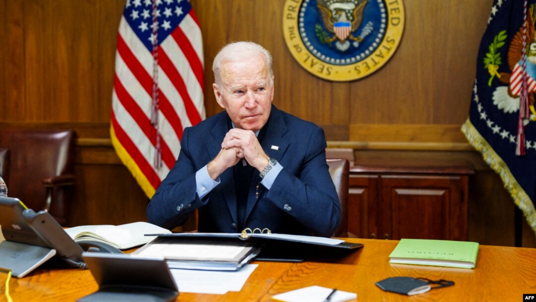 Predsjednik SAD Joe Biden u kancelariji u Camp David tokom današnjeg razgovora sa predsjednikom Rusije Vladimirom Putinom. (Foto: AFP/White House)
