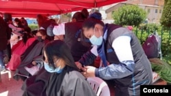 Miles de personas salieron a las calles en diferentes distritos de Lima y en provincias para donar su cabello. [Foto: Cortesía Hairbloom-Perú].