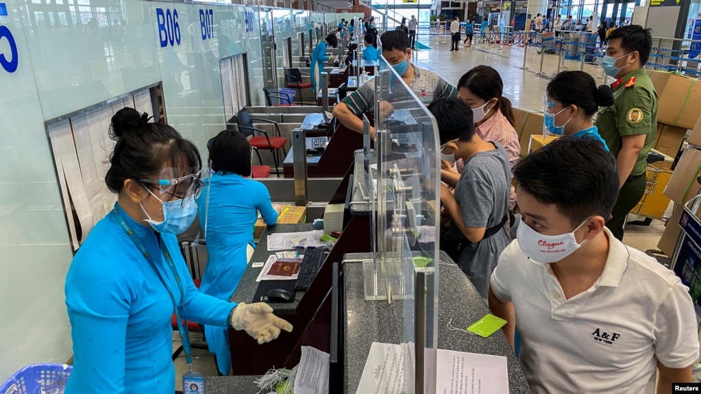 Hành khách làm thủ tục lên máy bay tại Sân bay Quốc tế Nội Bài ở Hà Nội hôm 10/10/2021. Cục Hàng không sẽ dỡ bỏ mọi hạn chế cho các chuyến bay thường lệ quốc tế tới Việt Nam từ 15/2.