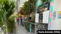 Algunos negocios salvadoreños como Jungle, en la playa La Libertad, ofrecen descuentos de hasta el 50 % a los clientes que paguen con la criptomoneda. Foto Karla Arévalo, VOA.