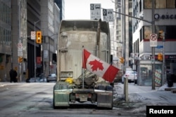 Sebuah truk yang diparkir dengan bendera Kanada terbalik terlihat di Ottawa, Ontario, Kanada, 14 Februari 2022. (Foto: REUTERS/Lars Hagberg)