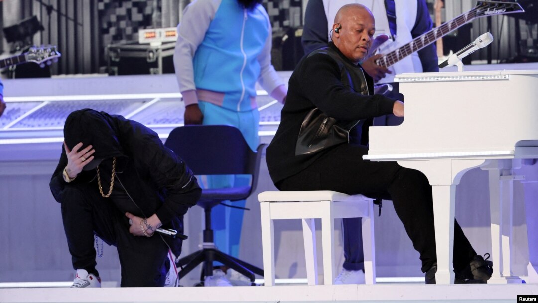 Reper Eminem kleči za vreme nastupa u poluvremenu Superboula, 13. februara 2022. (Foto: Reuters/Mike Segar)