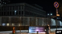 Una mujer pasa frente a la embajada estadounidense cerrada en Kiev después de que las operaciones se trasladaron a Leópolis, el 14 de febrero de 2022.