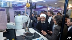 Predsjednik Hassan Rouhani sluša objašnjenja o novim nuklearnim dostignućima na ceremoniji povodom obilježavanja "Nacionalnog nuklearnog dana" u Teheranu, Iran, u ponedjeljak, 9. aprila 2018. godine.