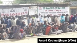 Sit-in des victimes des crimes du régime de l'ancien président tchadien Hissein Habré, le 25 mars 2019. (VOA/André Kodmadjingar)