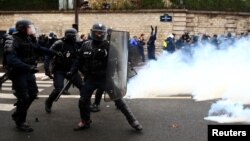 Polisi anti huru-hara Perancis bersiaga dalam bentrokan dengan para pengunjuk rasa, sementara para pengemudi ambulans mengambil bagian dalam aksi protes di Place de la Concorde di Paris, Perancis, 3 Desember 2018.
