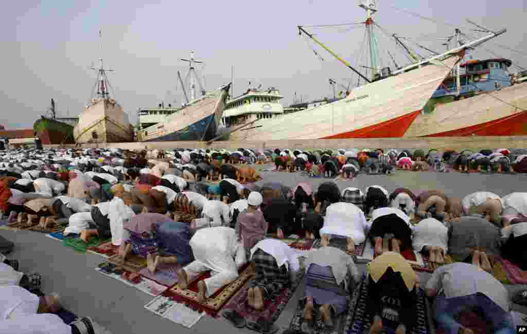 Warga Jakarta salat Ied di pelabuhan Sunda Kelapa, Jumat, 15 Juni 2018. (Foto: AP)