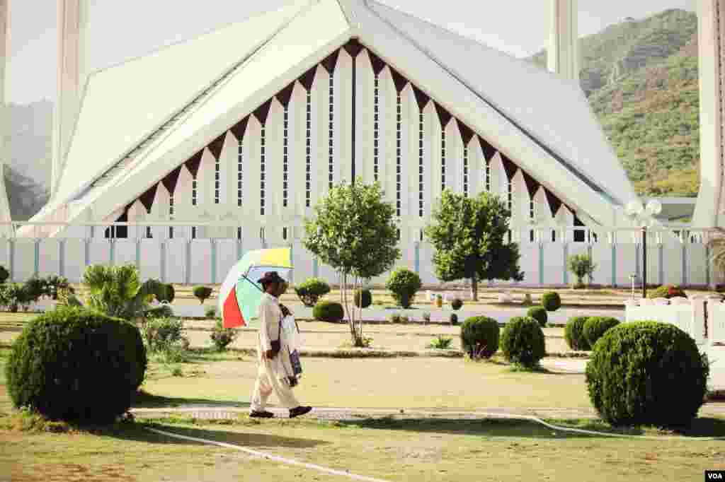 فیصل مسجد کے باہر کا ایک منظر