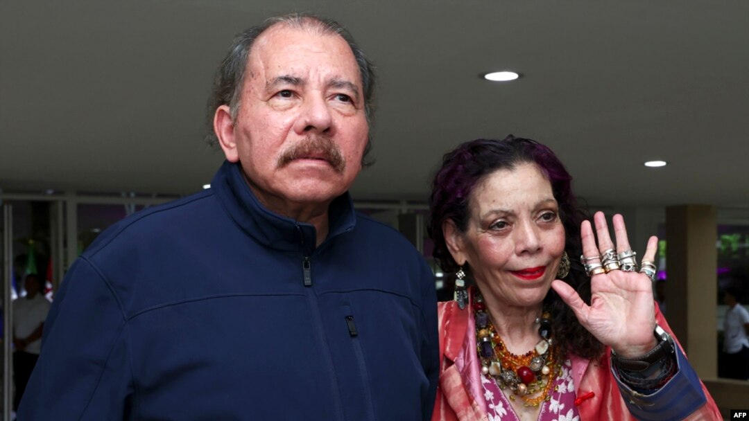 El presidente de Nicaragua, Daniel Ortega, y su esposa y vicepresidenta, Rosario Murillo, despidiéndose del presidente de Irán, Ebrahim Raisi, después de una reunión en el Centro de Convenciones Olof Palme en Managua, el 14 de junio de 2023. Foto: Presidencia de Nicaragua / AFP