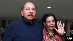 El presidente de Nicaragua, Daniel Ortega, y su esposa y vicepresidenta, Rosario Murillo, despidiéndose del presidente de Irán, Ebrahim Raisi, después de una reunión en el Centro de Convenciones Olof Palme en Managua, el 14 de junio de 2023. Foto: Presidencia de Nicaragua / AFP