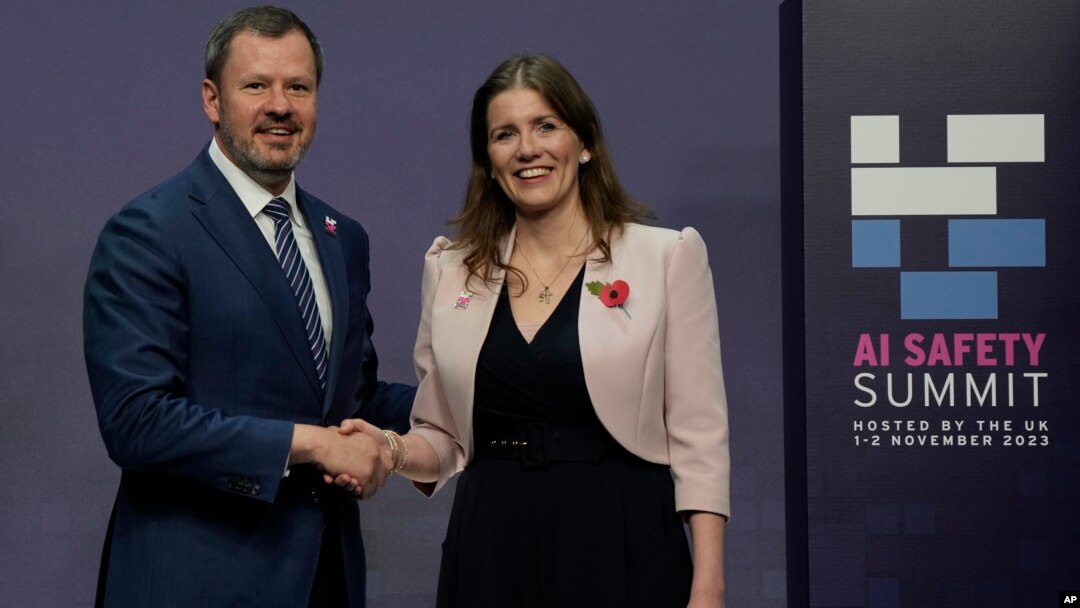 FILE - Menteri Luar Negeri Inggris untuk Sains, Inovasi dan Teknologi Michelle Donelan (kanan), berjabat tangan dengan Menteri Industri dan Sains Australia Ed Husic, setibanya di AI Saftey Summit di Bletchley Park, Milton Keynes, Inggris, Rabu, 1 November 2023. 