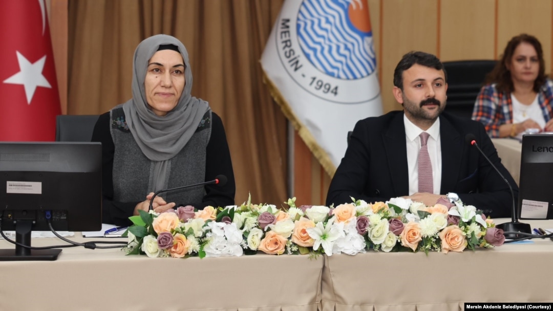 Mersin’de Cuma günü gözaltına alınan Akdeniz Belediyesi’nin DEM Partili Eş Başkanları Nuriye Arslan ve Hoşyar Sarıyıldız ile birlikte yine gözaltındaki meclis üyelerinin üçü tutuklandı.