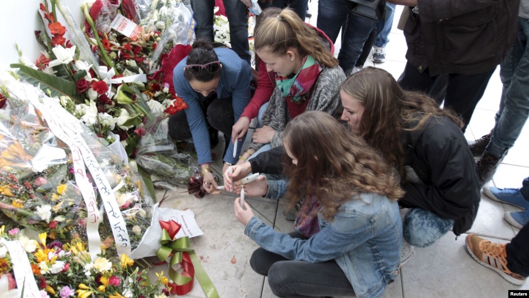 Para wisatawan meletakkan karangan bunga di depan museum Bardo di Tunis, Tunisia pasca serangan yang menewaskan 22 orang 18 Maret lalu (foto: dok).