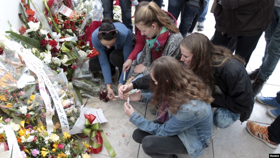 Sekelompok turis menyalakan lilin di depan museum Bardo di Tunis, Tunisia (27/3)