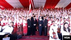 Gubernur Jawa Timur Khofifah Indar Parawansa dan Wagub Emil Dardak di tengah Paduan Suara Lintas Agama usai Upacara Hari Kebangkitan Nasional di Gedung Negara Grahadi (foto Petrus Riski-VOA)