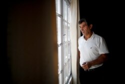 Claudio Rojas, de 55 años que fue deportado de Estados Unidos en 2019, posa para una foto en su casa en Moreno, Argentina, el sábado 8 de mayo de 2021. Su esposa, dos hijos y dos nietos permanecieron en Florida. (Foto AP / Natacha Pisarenko)