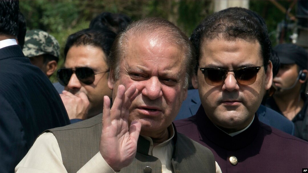 Perdana Menteri Pakistan yang terguling Nawaz Sharif bersama anaknya Hussain Nawaz (kanan) di Islamabad, Pakistan (15/7).