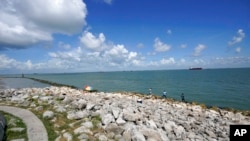 ARCHIVO - La gente pesca en la bahía de Galveston el viernes 4 de septiembre de 2020 en Galveston, Texas.