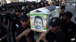 Pemuda Palestina membawa peti jenazah tiruan bergambar bayi Palestina yang tewas dalam aksi di Khan Younis, Gaza awal Agustus lalu (foto: dok). Israel menangkap tersangka pelaku pembakaran terhadap rumah orang tua bayi tersebut. 