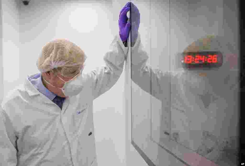 보리스 존슨 영국 총리가 신종 코로나바이러스 백신이 대량으로 생산될 스코틀랜드 리빙스턴에 있는 프랑스 생명공학 실험실을 방문했다. 