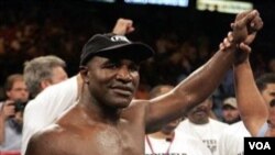 Evander Holyfield berpose setelah menang TKO atas Jeremy Bates di ronde kedua dalam pertandingan tinju kelas berat di Dallas tahun 2006.