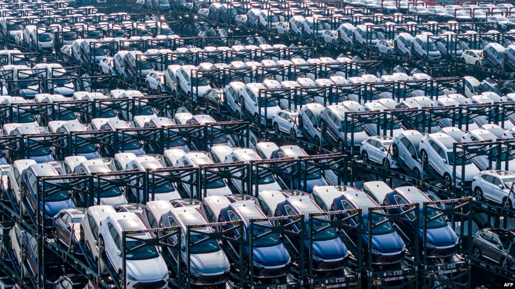 中國江蘇省蘇州市太倉港的國際貨櫃碼頭堆放著等待裝船出口的比亞迪電動車。(2024年2月8日）