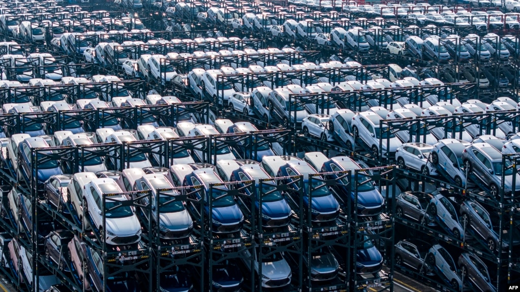 资料照：2024年2月8日，在中国东部江苏省苏州市太仓港的国际集装箱码头，堆放着等待装船的比亚迪电动车。(法新社）(photo:VOA)