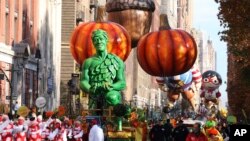 Warga menyaksikan parade Tahunan Thanksgiving Macy di New York, Kamis, 25 November 2021. (Foto: Jason DeCrow/AP)