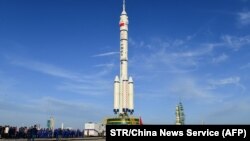 Roket Long March-2F yang membawa wahana antariksa Shenzhou-12 yang berada di Peluncuran Satelit Jiuquan, Provinsi Gansu, China, 9 Juni 2021. Roket itu akan membawa misi pertama berawak yang dijadwalkan akan diluncurkan pada 17 Juni ke stasiun antariksa y