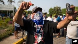 ARCHIVO. Un manifestante antigubernamental muestra a la prensa casquillos de bala que, según dicen, fueron utilizados en su contra por la policía en Niquinohomo, Nicaragua, 7 de mayo de 2018. AP