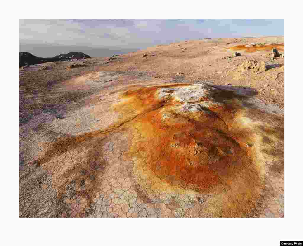 Lubang-lubang uap tidak aktif seperti ini, dan yang aktif, ditemukan di seluruh wilayah geotermal Gunung Námafjall di bagian timur laut Islandia. (Feo Pitcairn Fine Art)