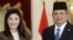 PM Thailand Yingluck Shinawatra (kiri) dan Presiden Susilo Bambang Yudhoyono (kanan) berjabat tangan dalam kunjungan Yingluck ke Jakarta (12/9).