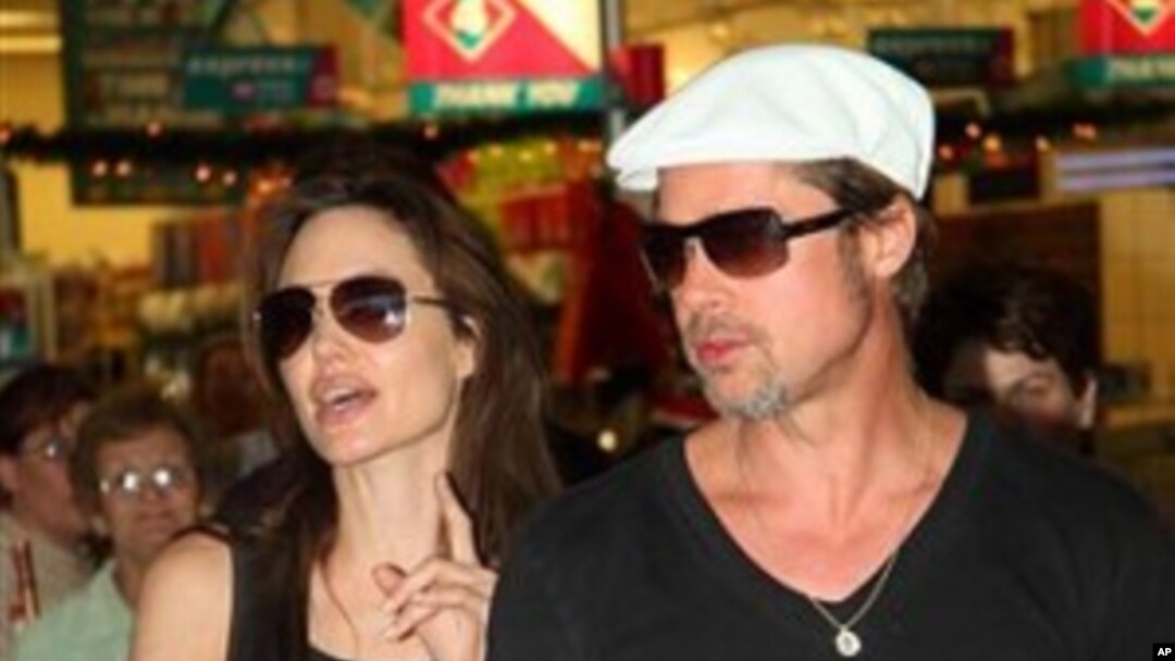 Angelina Jolie and Brad Pitt do Christmas shopping at a mall in Windhoek, Namibia, 23 Dec 2010