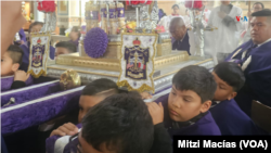 Este año por primera vez la Hermandad del Señor de los Milagros de Washgington inició la procesión sacando una imagen pequeña cargada solo por niños devotos que han heredado la tradición de sus padres.