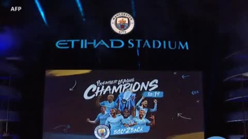 Les supporters et les joueurs de Manchester City célebrent leur titre de Premier League