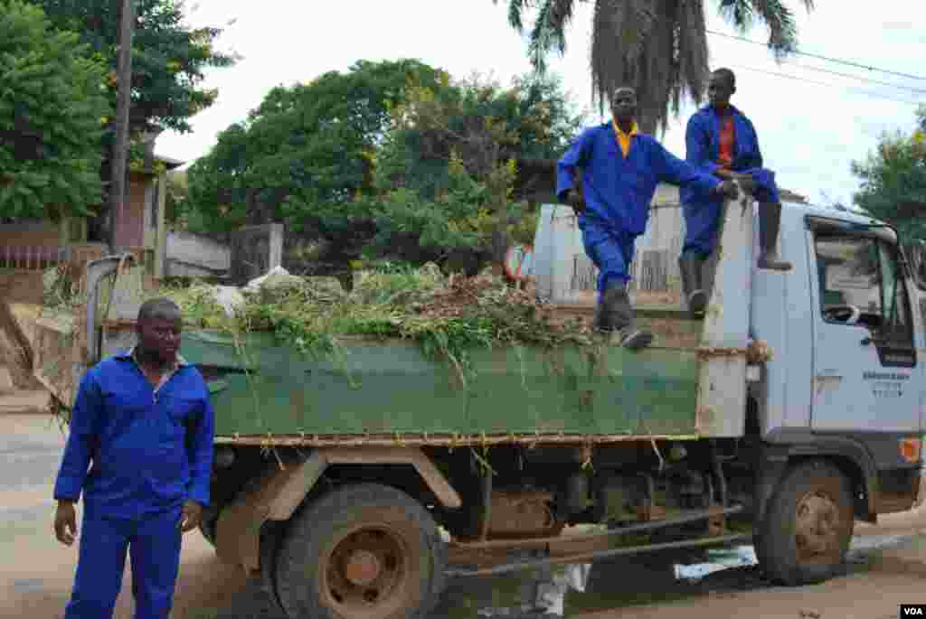 Limpar a cidade ajudará a evitar também muitas epidemias resultantes do excesso de lixo nas ruas. Campanha Brilho Nampula, Moçambique, Março 2014, Faizal Ibramugy, VOA