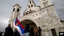 Venčanje ispred Crkve Hristovog vaskrsenja u Podgorici, 15. oktobra 2016. godine (Foto: AP/Darko Vojinović) 