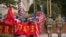 国民警卫队员在中国国家主席习近平访问期间，经过白宫附近的亲中支持者。(2026年9月24日)