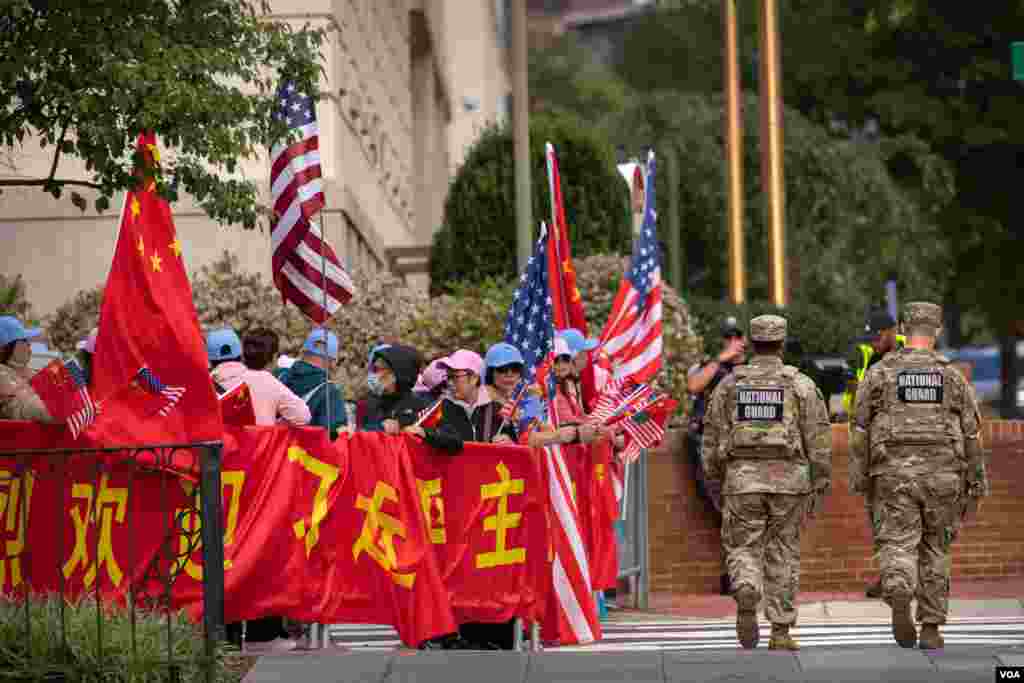 国民警卫队员在中国国家主席习近平访问期间，经过白宫附近的亲中支持者。(2026年9月24日)