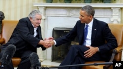 President Barack Obama shakes hands with Uruguay's President Jose Mujica in the Oval Office of the White House, May 12, 2014.