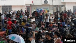 La caravana de migrantes que avanza por territorio mexicano hace un alto en Mapastepec, en el estado de Chiapas, durante una intensa lluvia el 31 de octubre de 2021.