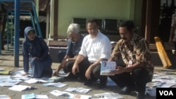 Mendikbud Anies Baswedan meninjau sekolah korban bencana banjir di Solo, 21 Juni 2106 (Foto: VOA/Yudha)