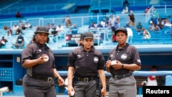 Janet Moreno, Yalili Acosta y Miroslava Cumbá, parte de un equipo cubano femenino de árbitros, antes de un partido de béisbol en el Estadio Latinoamericano de La Habana, Cuba, el 29 de mayo de 2023.