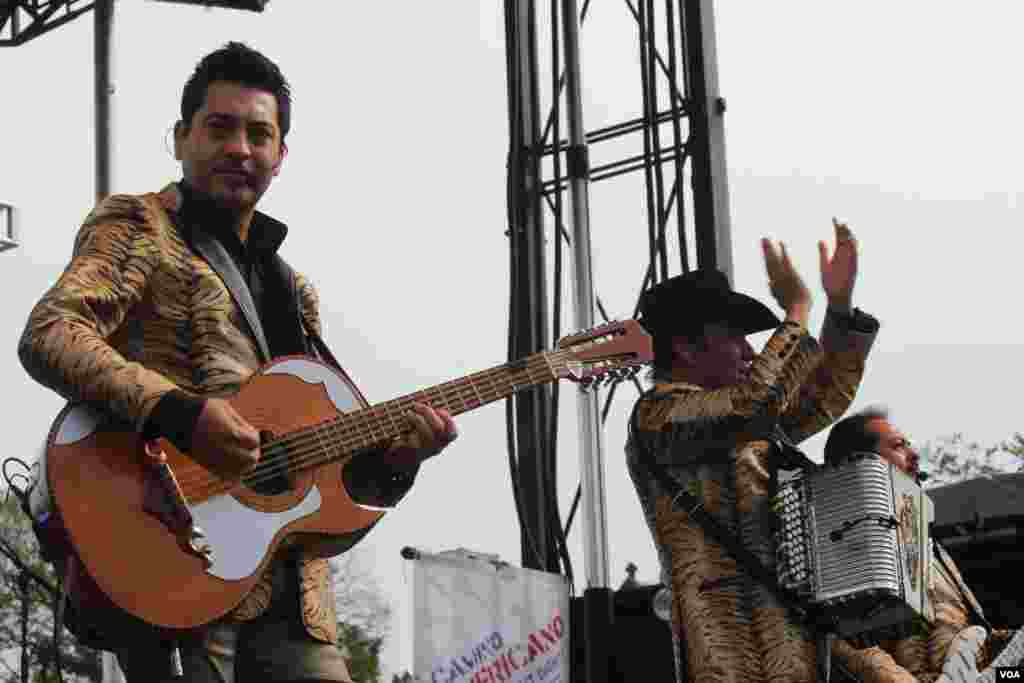 Los Tigres del Norte deleitaron a millones de inmigrantes indocumentados que disfrutaron de su música.