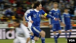 Bintang Argentina, Lionel Messi (no. 10) mencetak dua gol saat Argentina mengalahkan Paraguay 5-2 dan memastikan lolos ke Piala Dunia tahun depan (foto: dok).