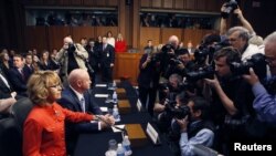 La excongresista Gabrielle Giffords testifica en el Capitolio en el debate sobre control a las armas.