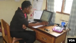 Hotline worker Hanna James assists a caller at Balaka Centre in Malawi, Jan. 13, 2014. (Lameck Masina/VOA) 