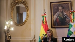 La presidenta interina de Bolivia, Jeanine Añez, habla con la prensa en el palacio presidencial en La Paz el 13 de noviembre de 2019.