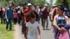 Tratan de bloquear paso de caravana migrante en México